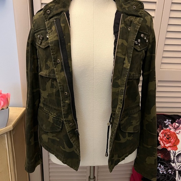 đź’•PINK ENVELOPE CAMO BLING JACKETđź’• - Picture 10 of 16